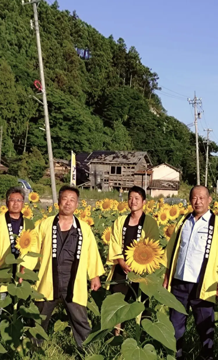 なじみ希望の会メインビジュアル-なじみ希望畑で集合写真