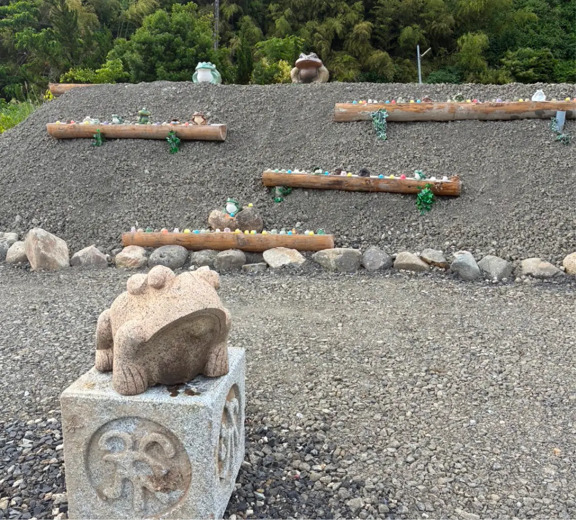 なじみ願掛けカエル広場